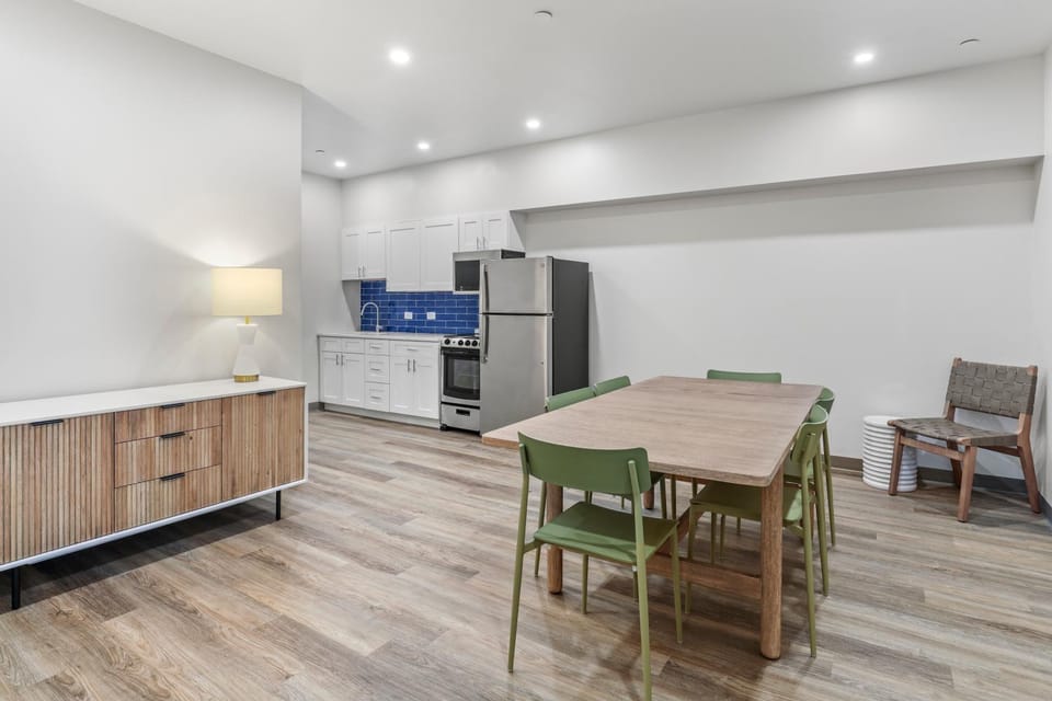 Kitchen or kitchenette, Dining area, minibar, pet friendly, stove, laundry, washing machine, dryer