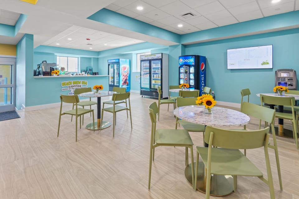 Communal lounge/ TV room, Coffee/tea facilities, Seating area, vending machine