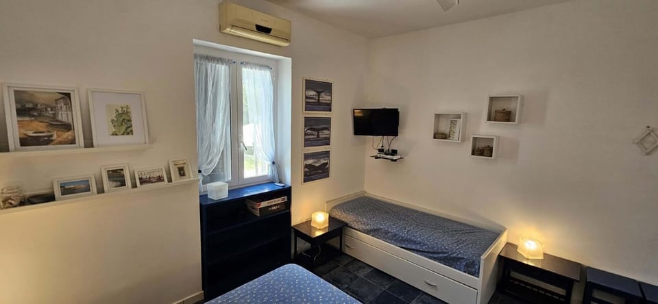 Bedroom, air conditioner
