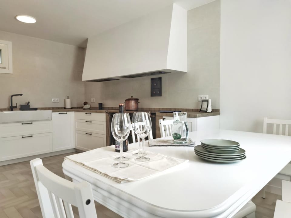 Kitchen or kitchenette, Dining area
