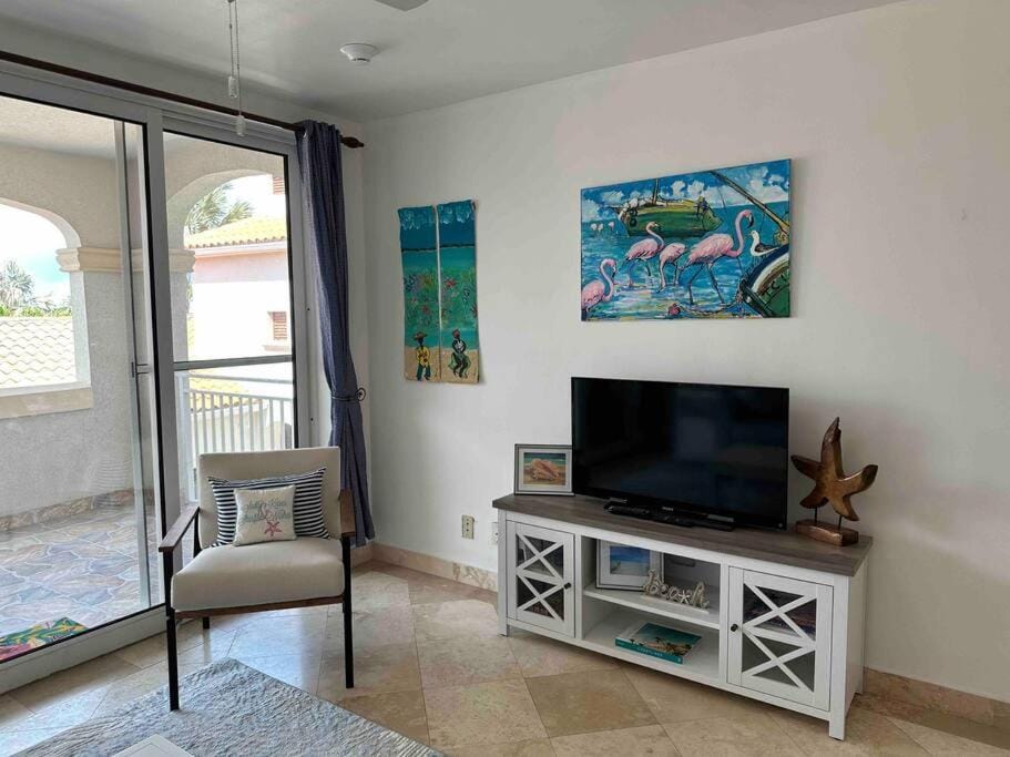 The Cottonwood House - Beach Villa Apartment in The Bight Settlement