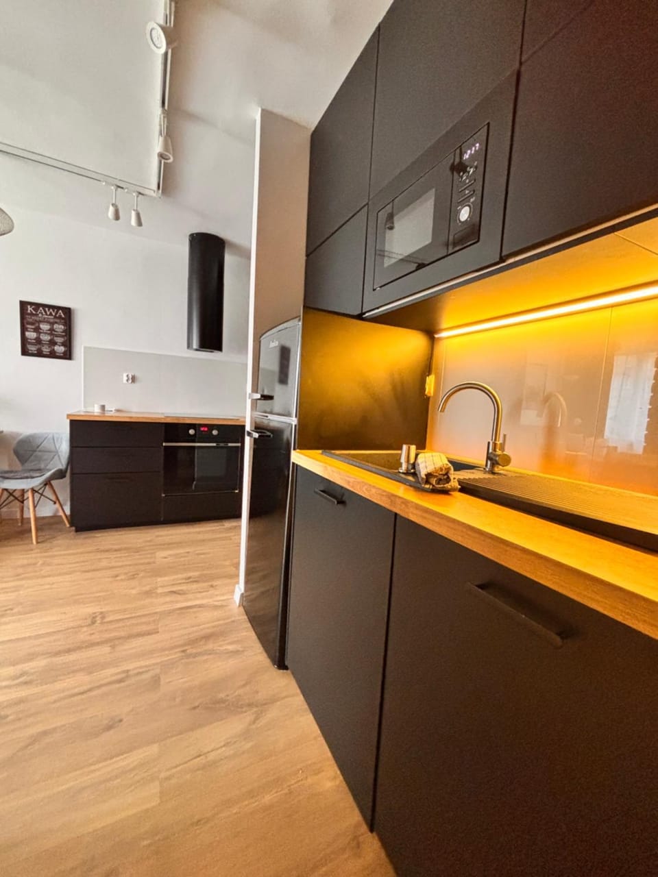 Kitchen or kitchenette, dishwasher, microwave