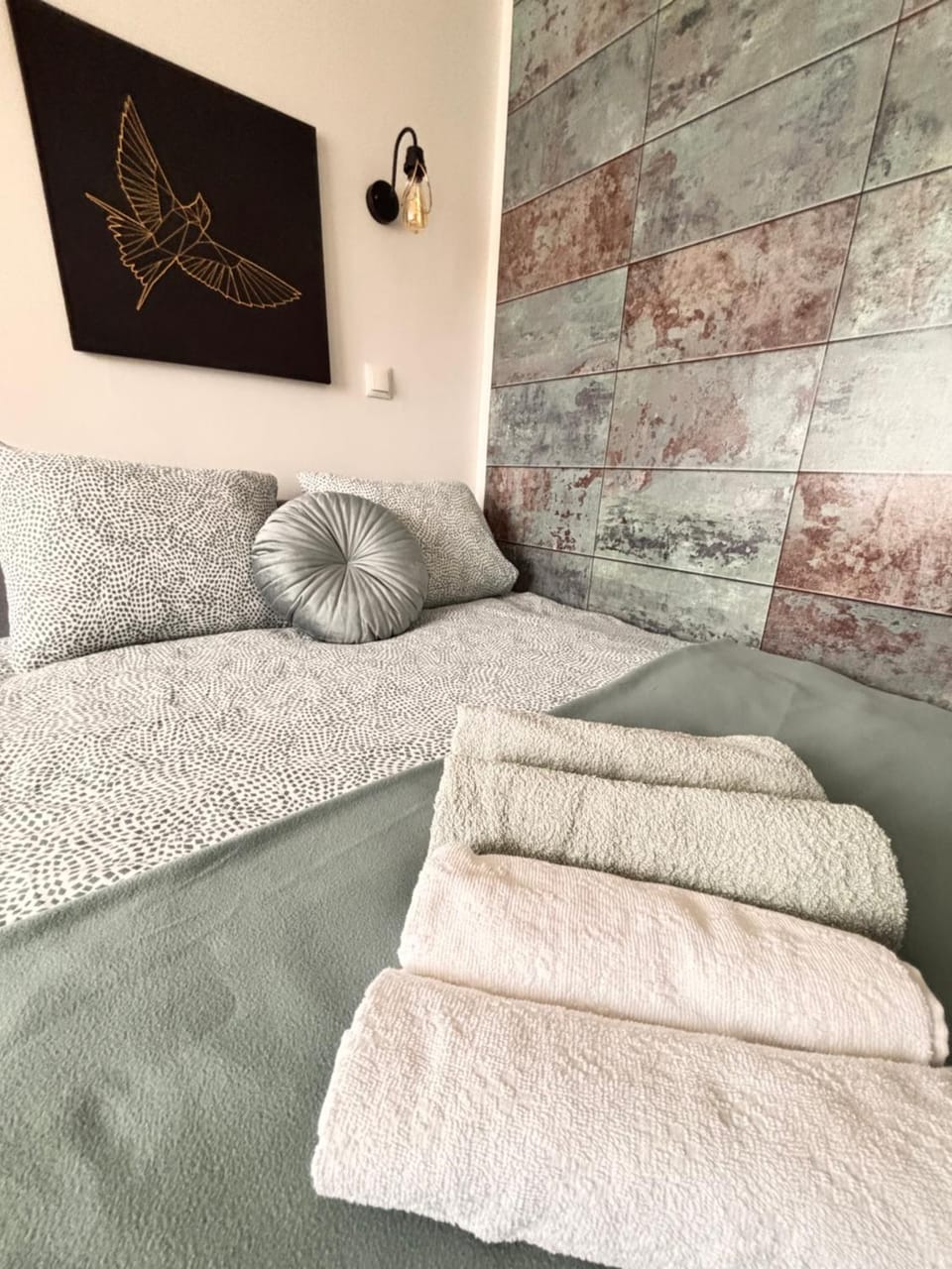 Bed, Bedroom, towels