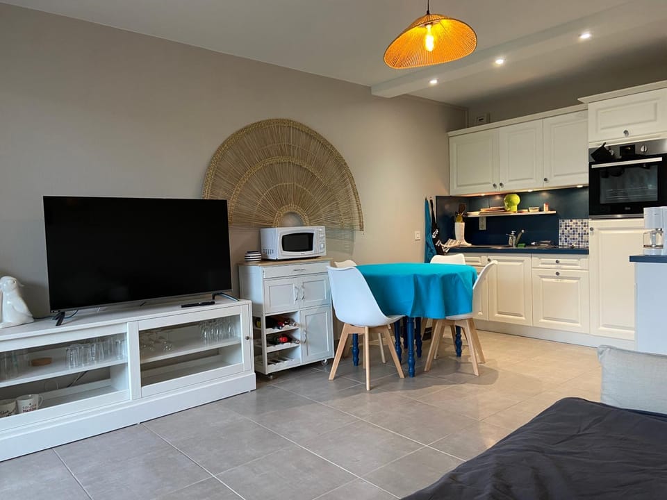 TV and multimedia, Dining area, oven, stove, toaster