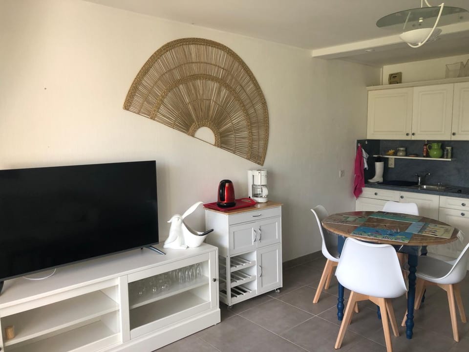 Communal lounge/ TV room, TV and multimedia, pet friendly, stove