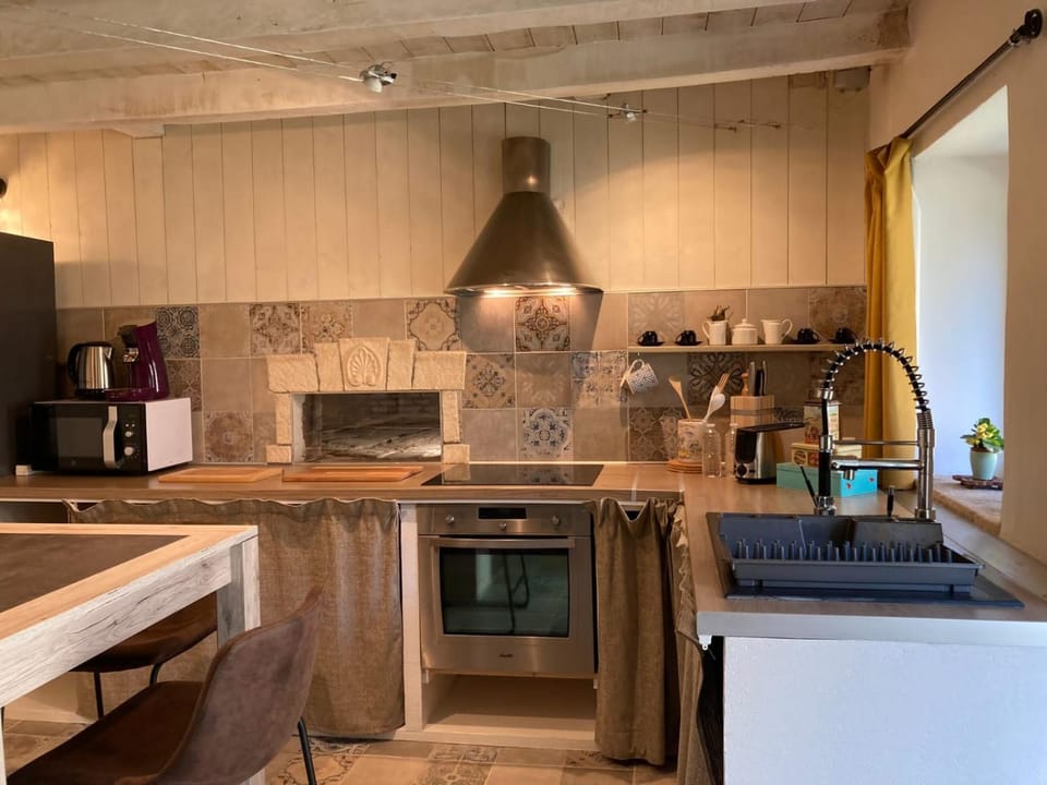 Kitchen or kitchenette, oven, stove