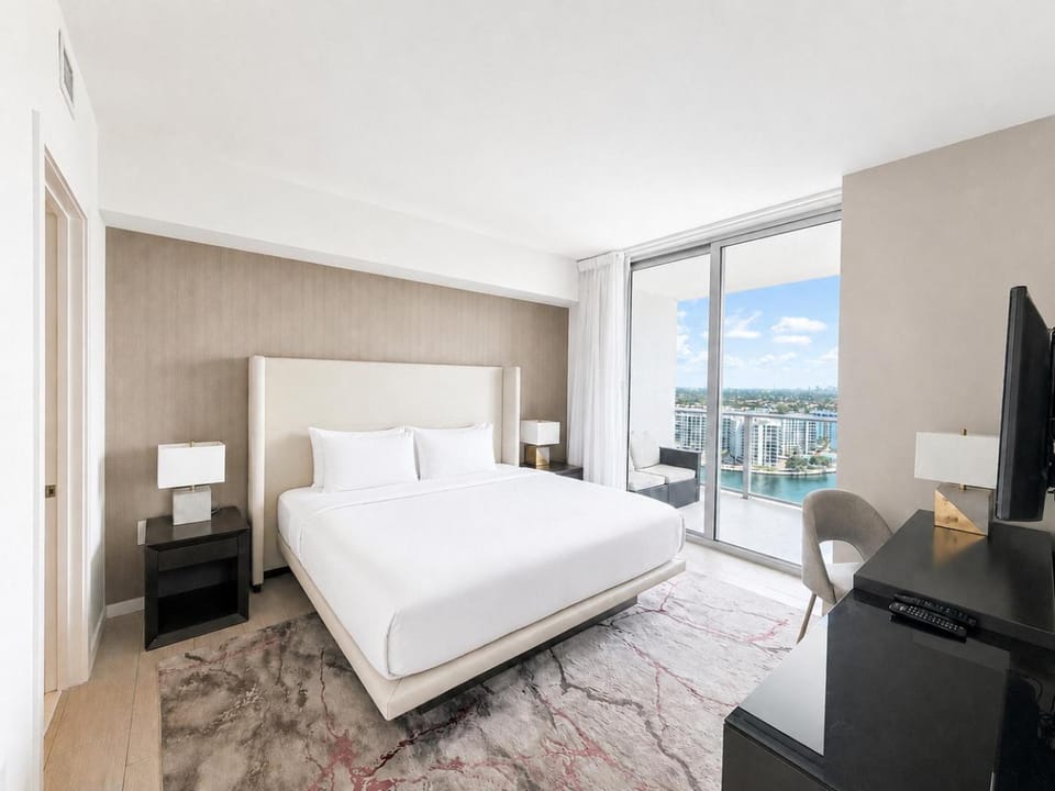 Bed, TV and multimedia, Bedroom