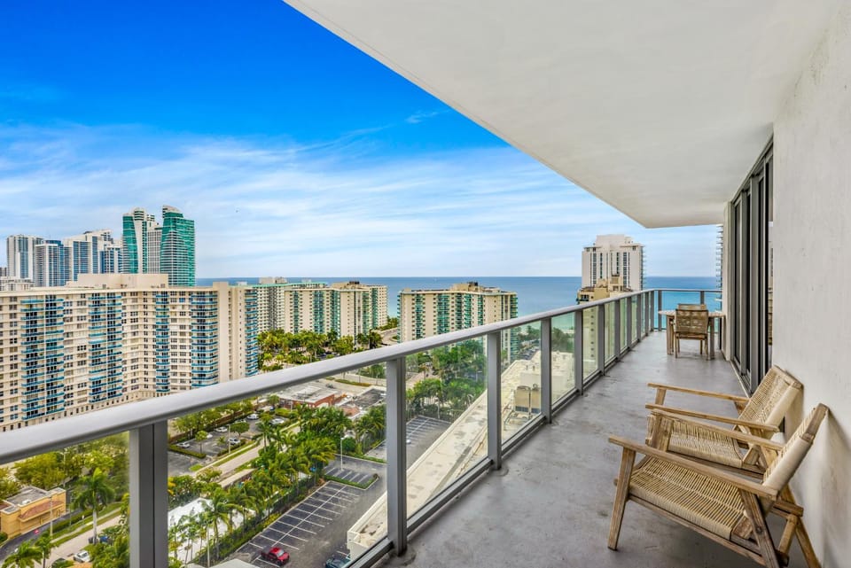View (from property/room), Balcony/Terrace, Seating area, City view, Sea view