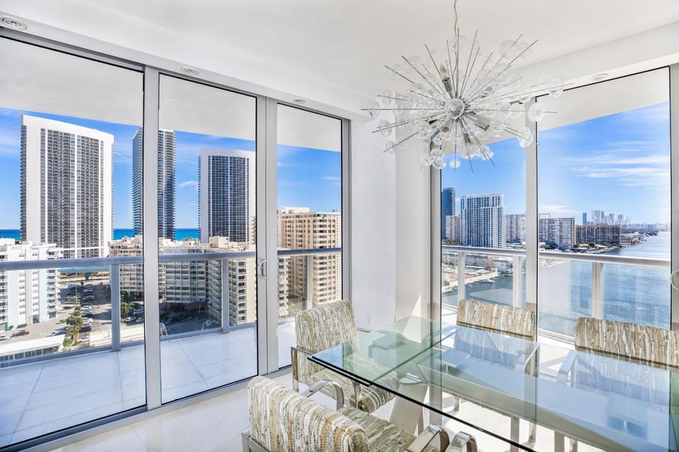 View (from property/room), Balcony/Terrace, City view, Sea view