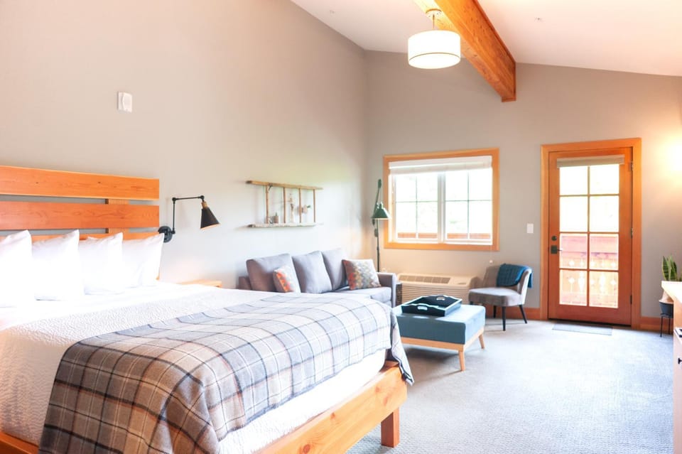 Bed, Seating area