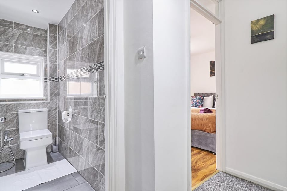 Stylish 3 bedroom House In Grt Gregorie Basildon & Essex - Free Wifi, Parking, Dedicated Office & Private Garden Villa in Basildon