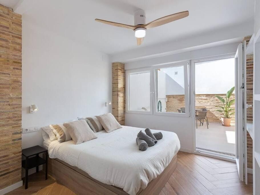 Bed, Photo of the whole room, Bedroom, towels