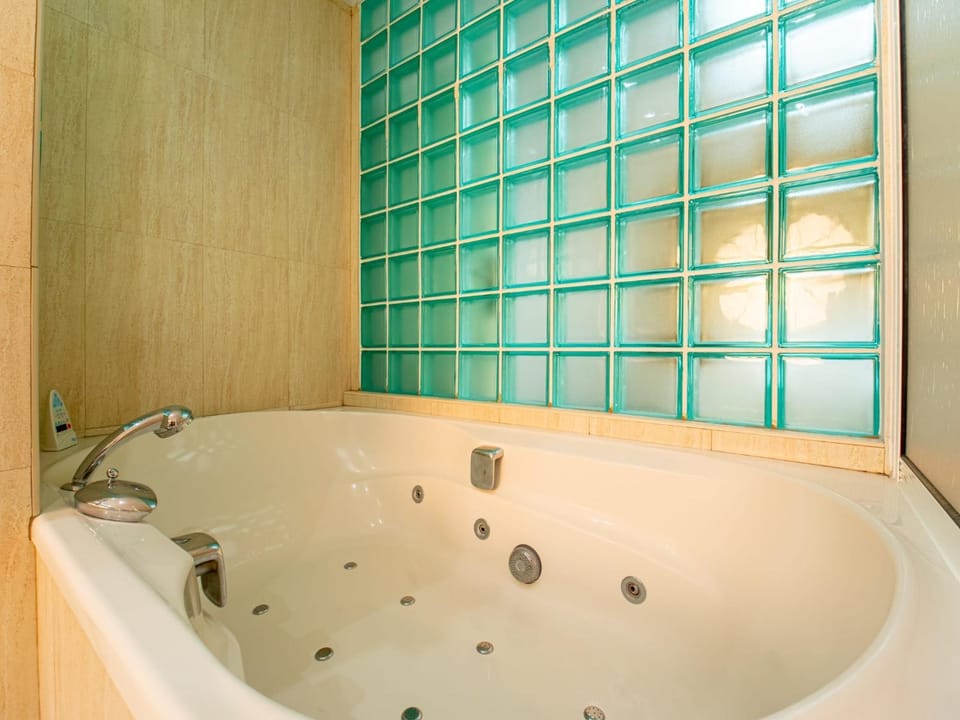 Hot Tub, Bathroom