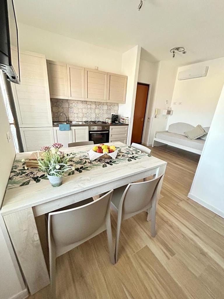 Dining area, pet friendly, stove