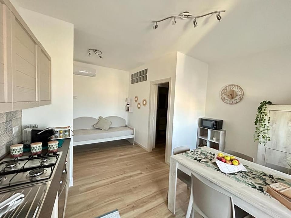 Kitchen or kitchenette, Photo of the whole room, Dining area, minibar, pet friendly, stove