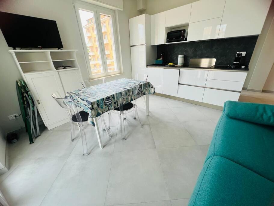 Kitchen or kitchenette, Living room, Seating area, Dining area, pet friendly, stove