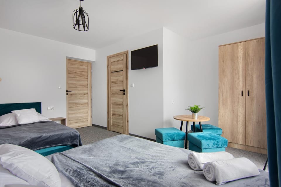 Bed, TV and multimedia, Photo of the whole room, Bedroom, towels, wardrobe