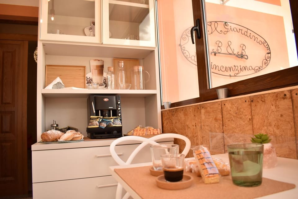 Food and drinks, Food, Internal: Not applicable to any particular room