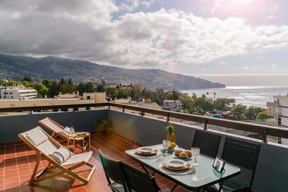 Coffee/tea facilities, Balcony/Terrace, Dining area, City view, Landmark view, Sea view