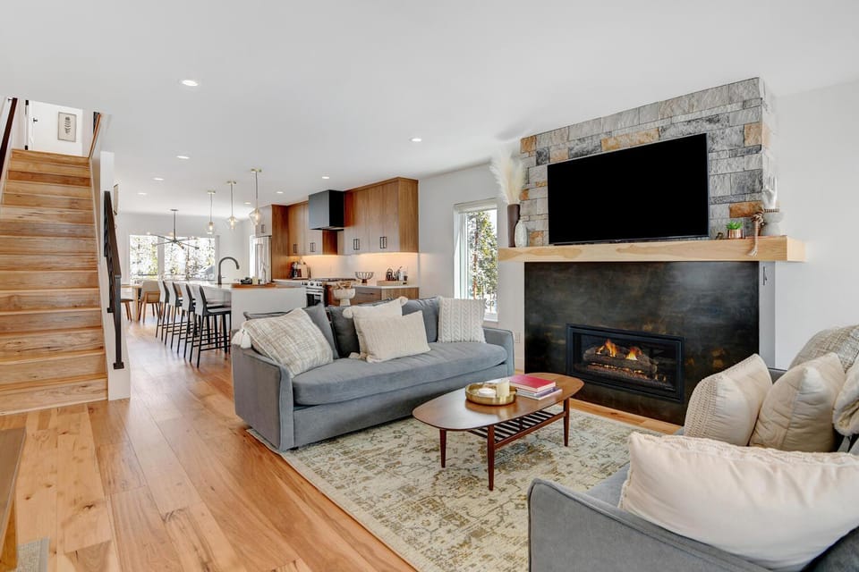 TV and multimedia, Living room, Seating area, flat iron