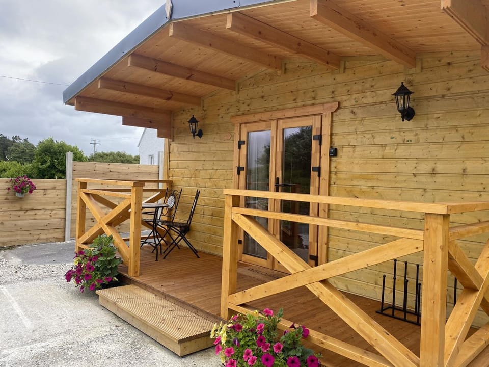 Property building, Patio, Day, Balcony/Terrace
