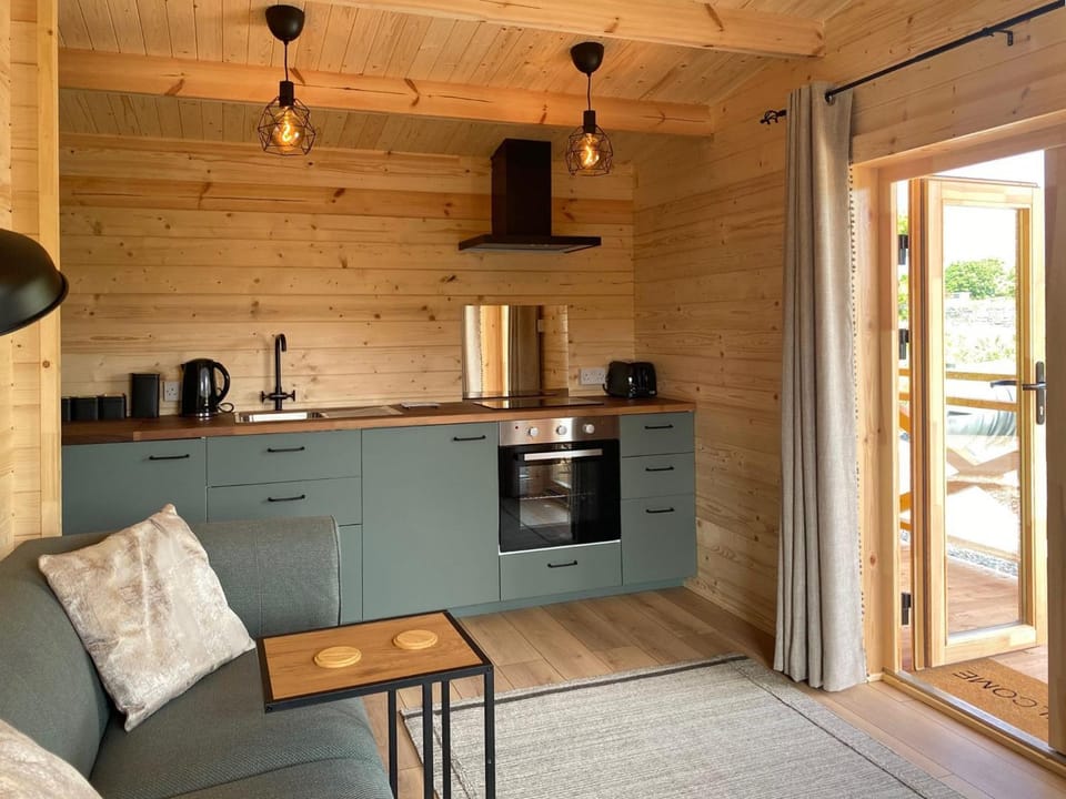 Coffee/tea facilities, Kitchen or kitchenette, oven, stove, toaster