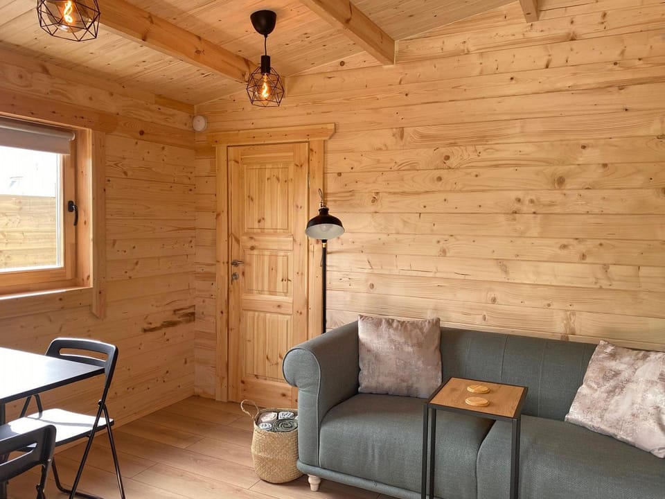 Living room, Seating area, Dining area, internet