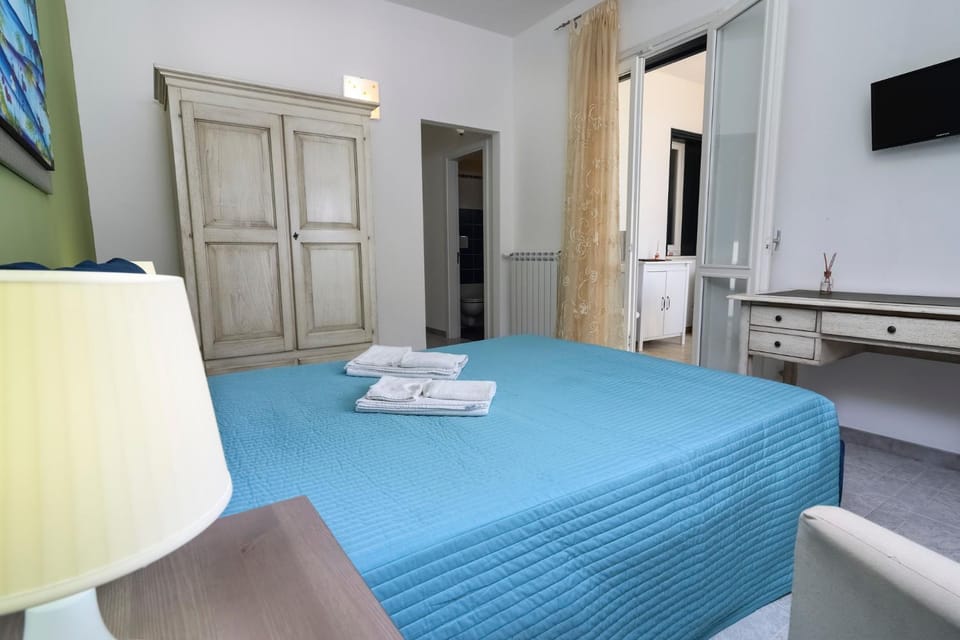 Toilet, Bed, Dining area