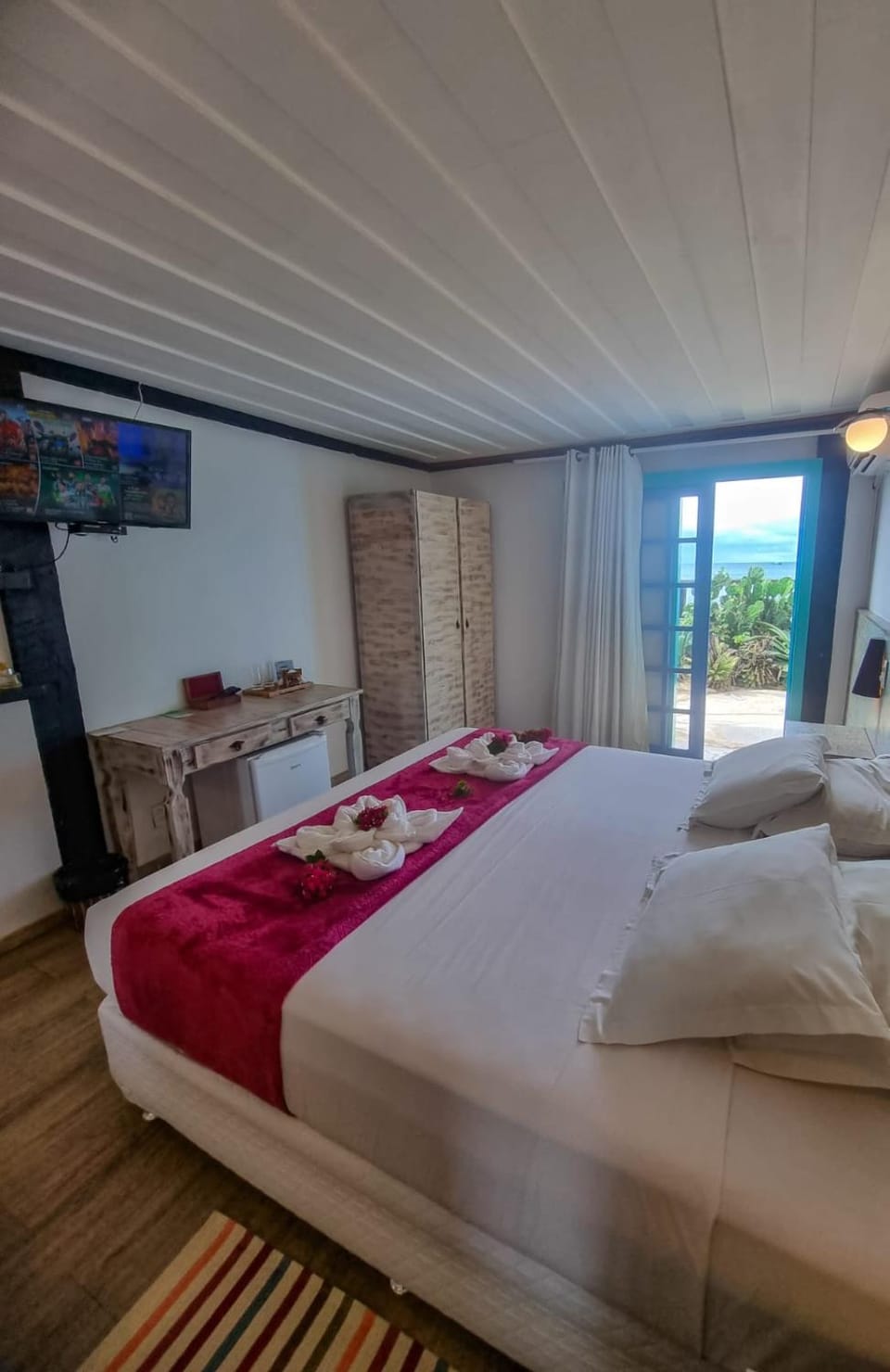 Bed, TV and multimedia, Photo of the whole room