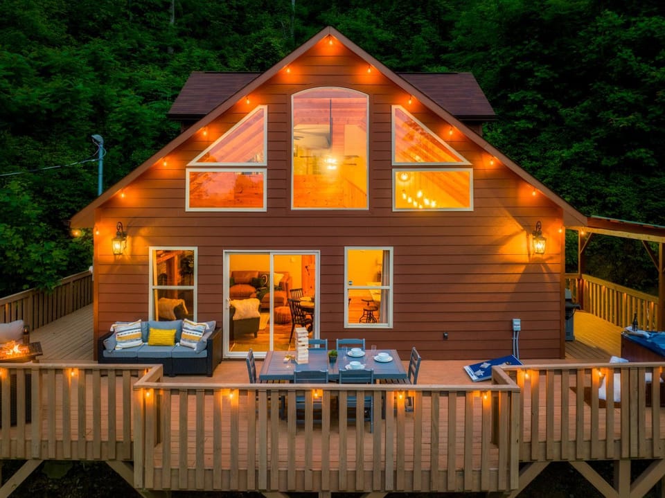 Property building, Patio, Hot Tub, Seating area, flat iron