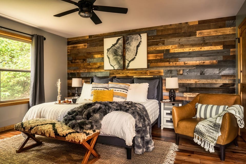 Bed, Seating area, Bedroom