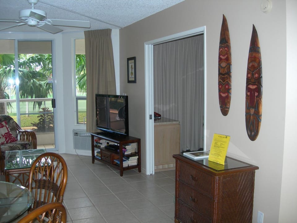 Day, TV and multimedia, Living room, Seating area, Bedroom, furniture, air conditioner