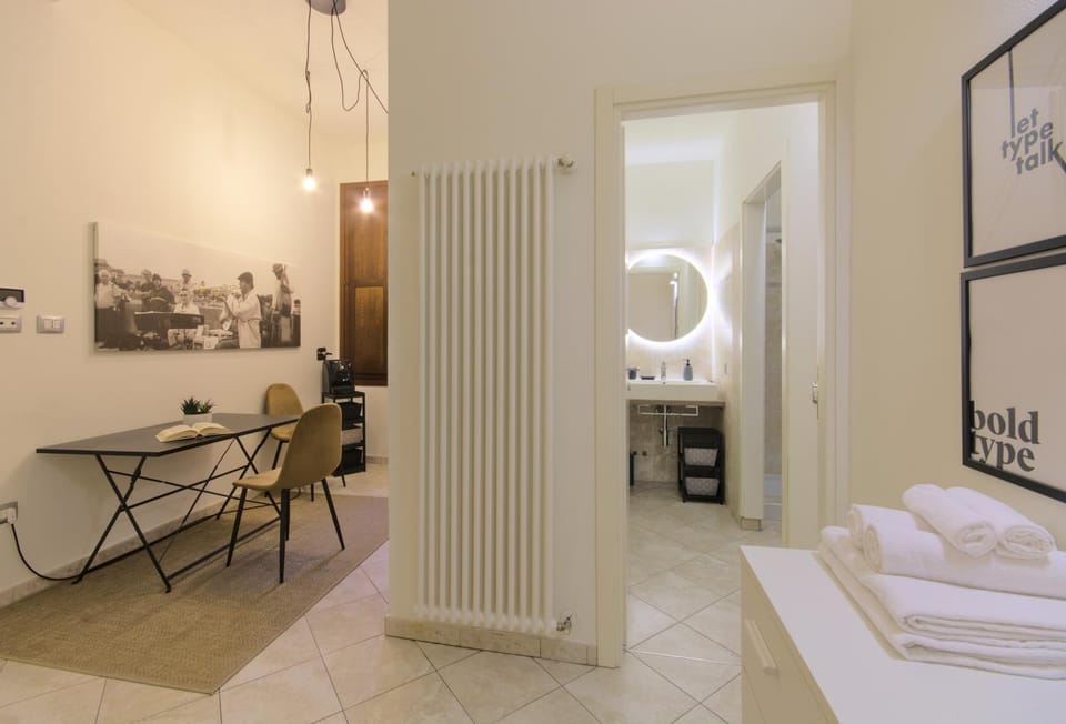 Living room, towels, air conditioner