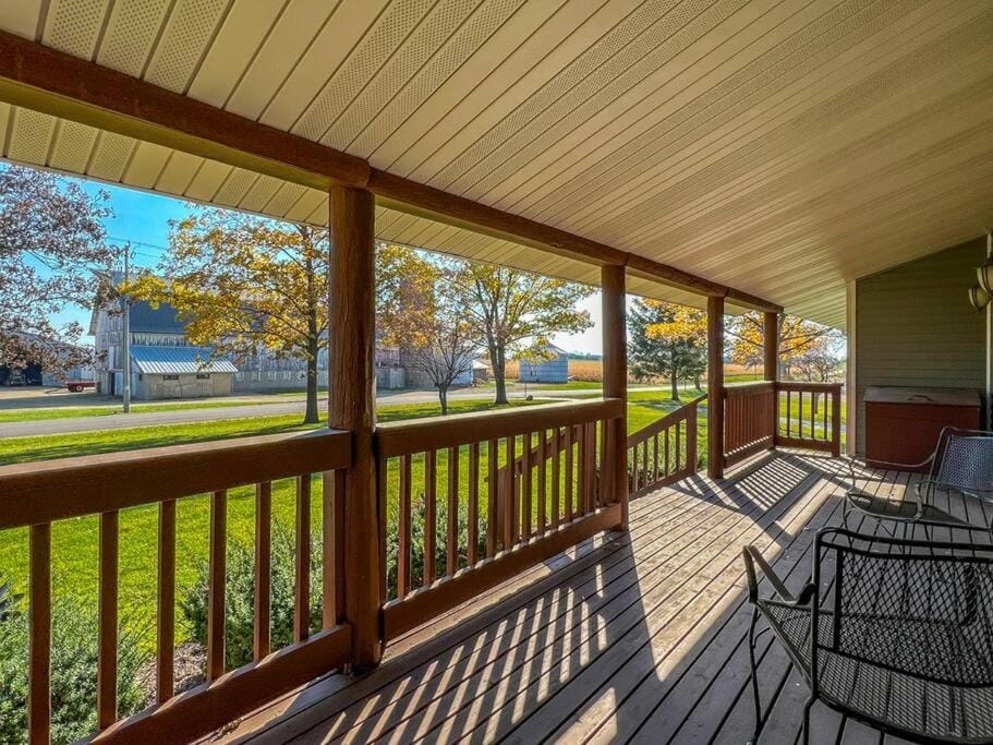 Elkhorn 3 Bedroom 2 Bathroom Log Cabin Sleeps 8 - Lincoln Log Cabin Cabin in Wisconsin
