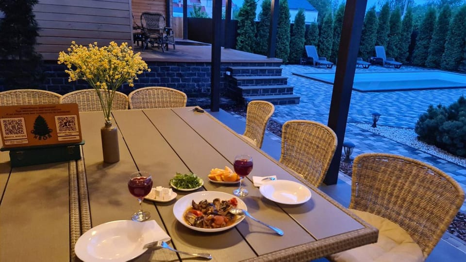 Patio, Night, BBQ facilities, Garden, Balcony/Terrace, Living room, Food and drinks, Seating area, Dining area, Food, Garden view, Swimming pool