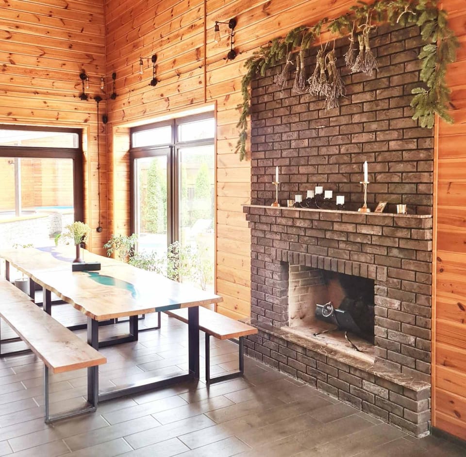 Property building, Living room, Seating area, Meeting/conference room, Lake view, Pool view, kitchen