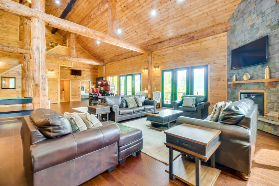 Gatlinburg Vacation Rental with Private Hot Tub! House in Pittman Center