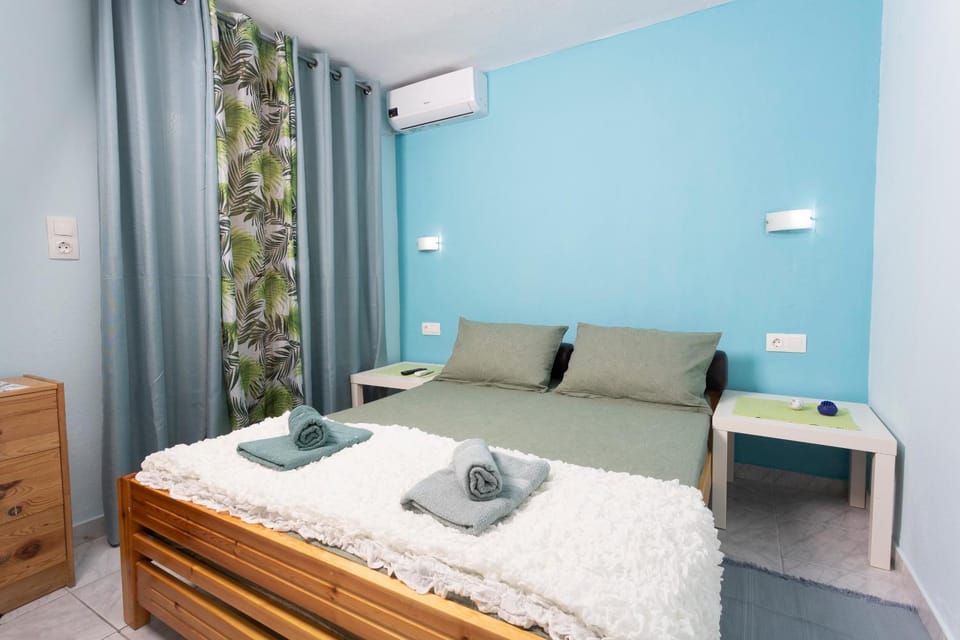 Bed, Photo of the whole room, Bedroom, towels, air conditioner