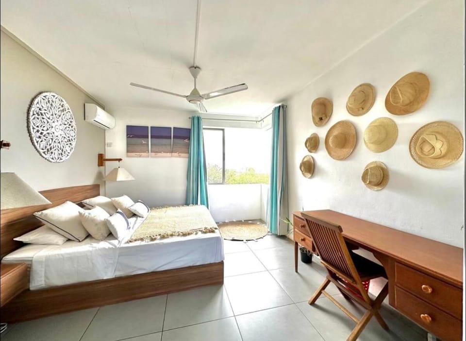 Bed, Photo of the whole room, Seating area, Bedroom, air conditioner