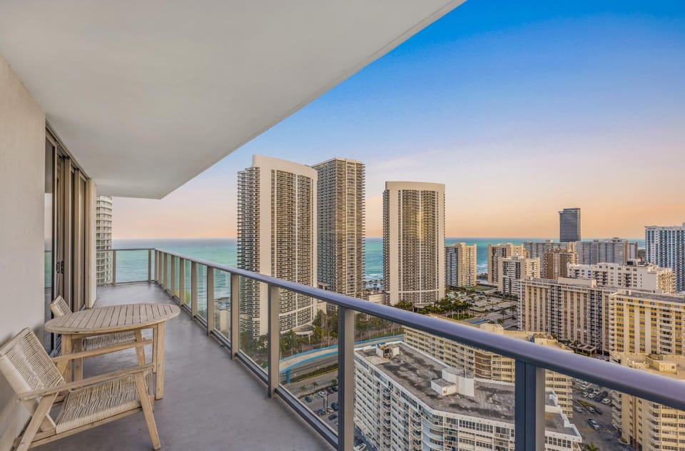 View (from property/room), Balcony/Terrace, City view, Sea view