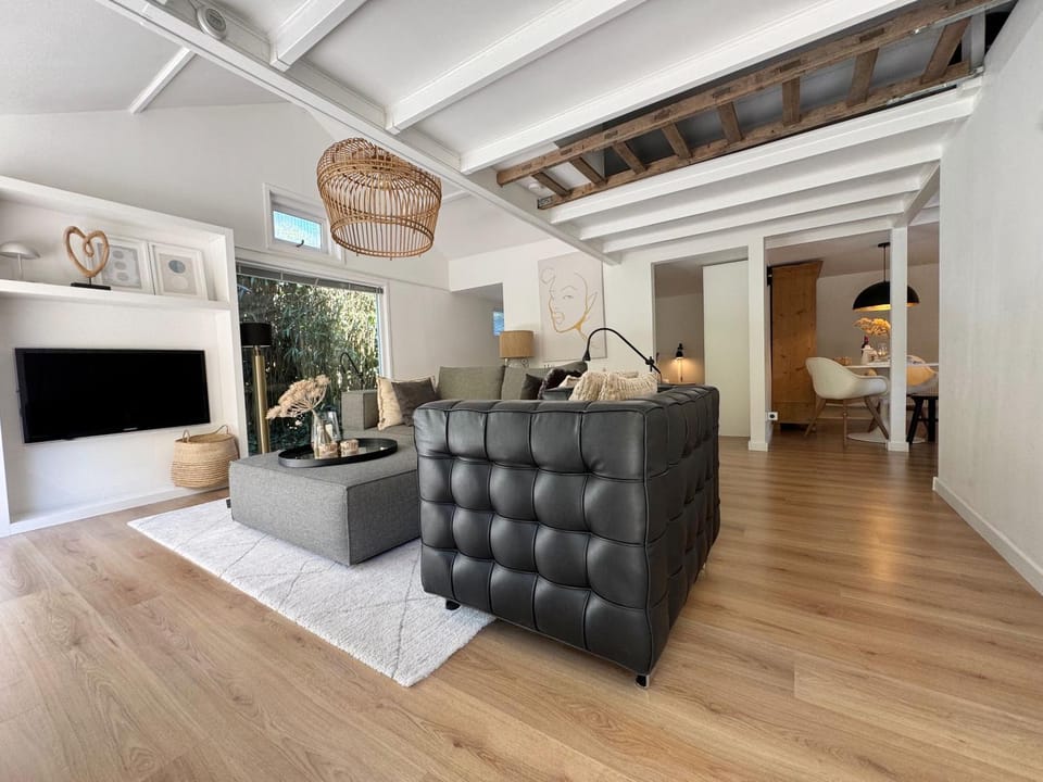 Property building, TV and multimedia, Seating area, kitchen