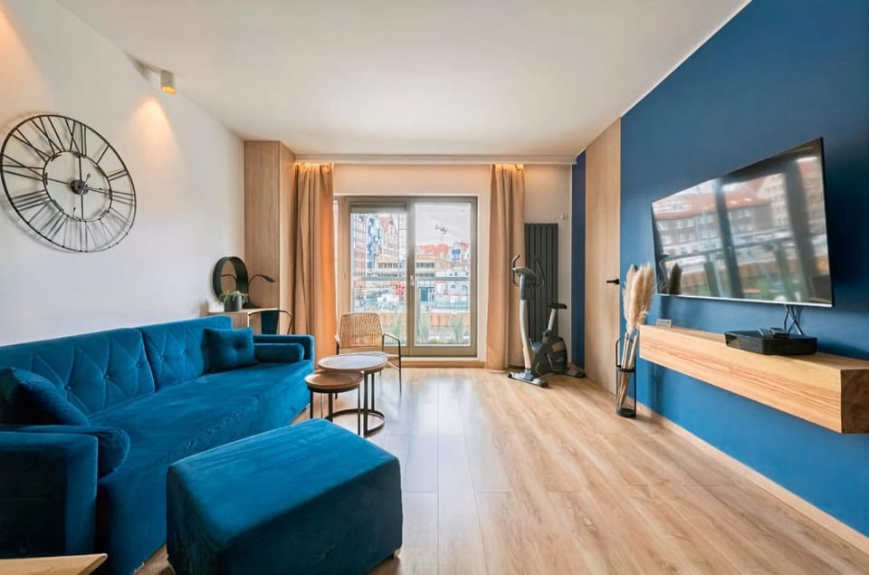 Communal lounge/ TV room, Spring, TV and multimedia, View (from property/room), View (from property/room), Living room, Seating area, Evening entertainment, City view, City view, River view, River view