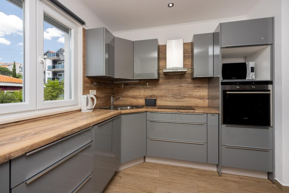 Coffee/tea facilities, Kitchen or kitchenette, dishwasher, oven, stove