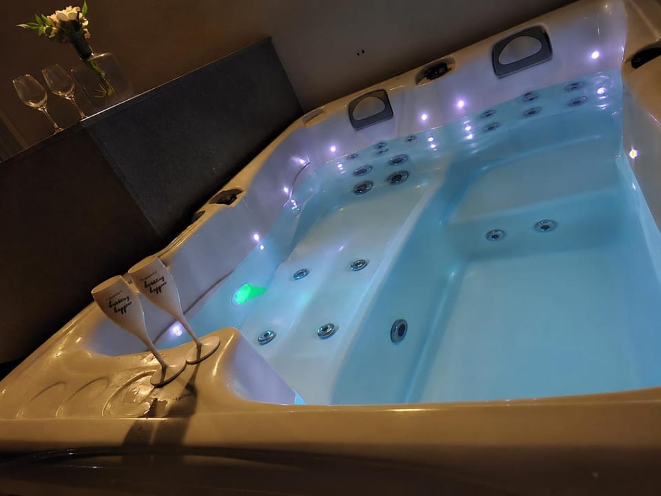 Hot Tub, Bath