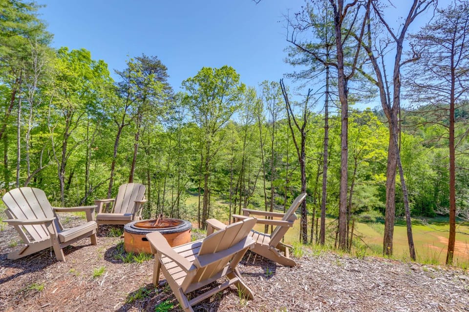 2 Mi to Village & Lake! Charming Helen Retreat House in Helen