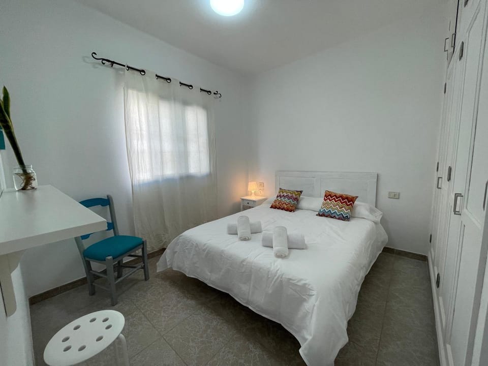 Photo of the whole room, Bedroom