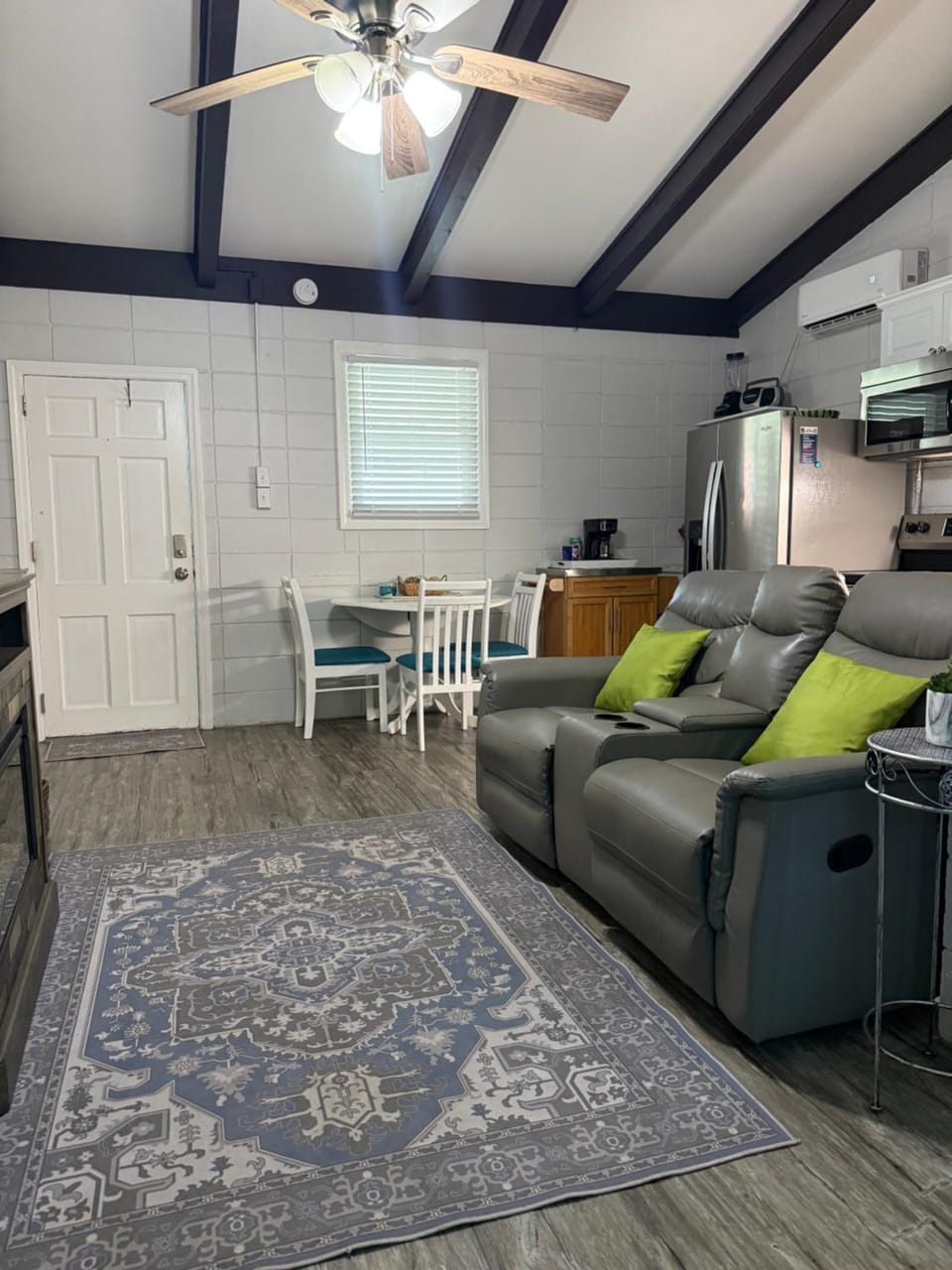 Living room, Photo of the whole room, air conditioner