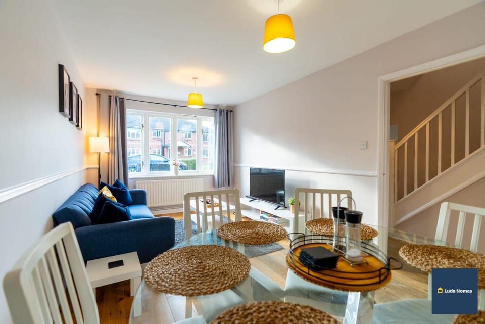 TV and multimedia, Living room, Seating area, Dining area