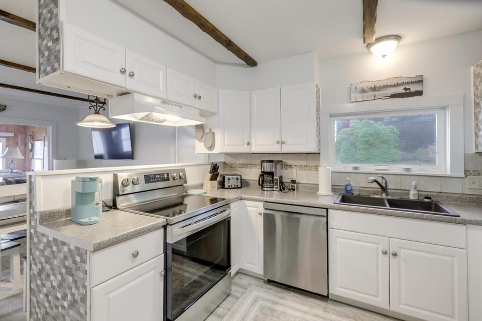 Lakefront Cabin w/ Panoramic Water View & Access Cabin in Sunapee