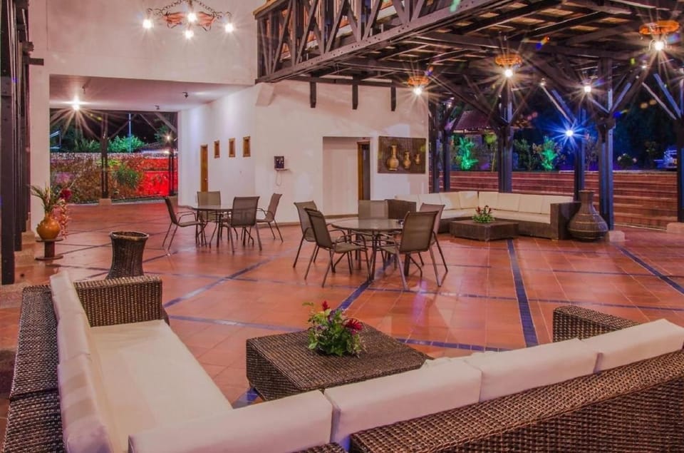Restaurant/places to eat, Living room, Banquet/Function facilities, Seating area